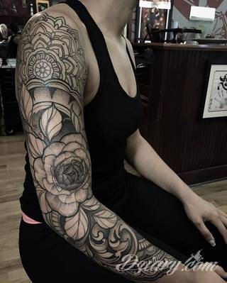 Niesamowite w swojej formie tatuaże-rękawy zajmują cała powierzchnię ramiona i przedramiona. Tworzą jednolitą zdobiącą ciało całość. Taki graficzny rękaw na skórze to tatuaż szczególnie ciekawy w przypadku aktywnych, silnych mężczyzn. 