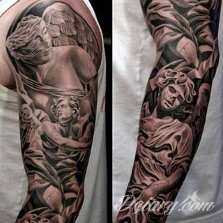 Niesamowite w swojej formie tatuaże-rękawy zajmują cała powierzchnię ramiona i przedramiona. Tworzą jednolitą zdobiącą ciało całość. Taki graficzny rękaw na skórze to tatuaż szczególnie ciekawy w przypadku aktywnych, silnych mężczyzn. 