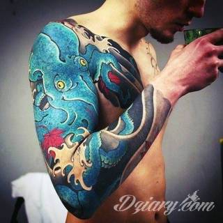 Niesamowite w swojej formie tatuaże-rękawy zajmują cała powierzchnię ramiona i przedramiona. Tworzą jednolitą zdobiącą ciało całość. Taki graficzny rękaw na skórze to tatuaż szczególnie ciekawy w przypadku aktywnych, silnych mężczyzn. 