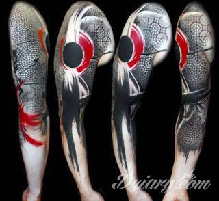 Niesamowite w swojej formie tatuaże-rękawy zajmują cała powierzchnię ramiona i przedramiona. Tworzą jednolitą zdobiącą ciało całość. Taki graficzny rękaw na skórze to tatuaż szczególnie ciekawy w przypadku aktywnych, silnych mężczyzn. 