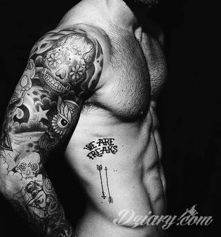 Niesamowite w swojej formie tatuaże-rękawy zajmują cała powierzchnię ramiona i przedramiona. Tworzą jednolitą zdobiącą ciało całość. Taki graficzny rękaw na skórze to tatuaż szczególnie ciekawy w przypadku aktywnych, silnych mężczyzn. 