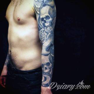 Niesamowite w swojej formie tatuaże-rękawy zajmują cała powierzchnię ramiona i przedramiona. Tworzą jednolitą zdobiącą ciało całość. Taki graficzny rękaw na skórze to tatuaż szczególnie ciekawy w przypadku aktywnych, silnych mężczyzn. 