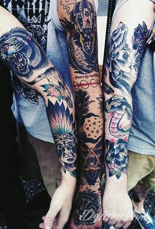 Niesamowite w swojej formie tatuaże-rękawy zajmują cała powierzchnię ramiona i przedramiona. Tworzą jednolitą zdobiącą ciało całość. Taki graficzny rękaw na skórze to tatuaż szczególnie ciekawy w przypadku aktywnych, silnych mężczyzn. 