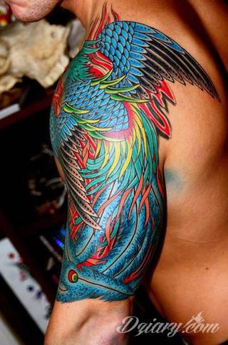 Niesamowite w swojej formie tatuaże-rękawy zajmują cała powierzchnię ramiona i przedramiona. Tworzą jednolitą zdobiącą ciało całość. Taki graficzny rękaw na skórze to tatuaż szczególnie ciekawy w przypadku aktywnych, silnych mężczyzn. 