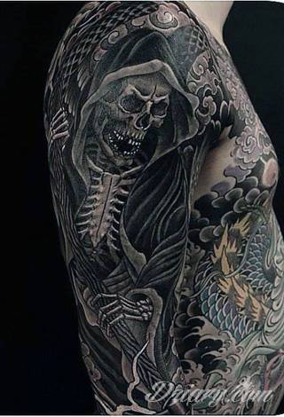 Niesamowite w swojej formie tatuaże-rękawy zajmują cała powierzchnię ramiona i przedramiona. Tworzą jednolitą zdobiącą ciało całość. Taki graficzny rękaw na skórze to tatuaż szczególnie ciekawy w przypadku aktywnych, silnych mężczyzn. 