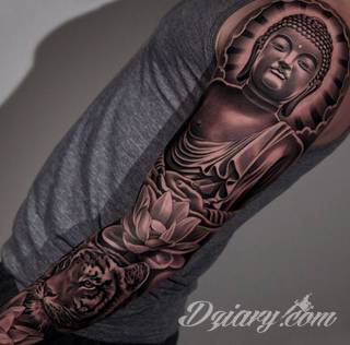 Niesamowite w swojej formie tatuaże-rękawy zajmują cała powierzchnię ramiona i przedramiona. Tworzą jednolitą zdobiącą ciało całość. Taki graficzny rękaw na skórze to tatuaż szczególnie ciekawy w przypadku aktywnych, silnych mężczyzn. 