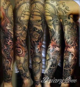 Niesamowite w swojej formie tatuaże-rękawy zajmują cała powierzchnię ramiona i przedramiona. Tworzą jednolitą zdobiącą ciało całość. Taki graficzny rękaw na skórze to tatuaż szczególnie ciekawy w przypadku aktywnych, silnych mężczyzn. 