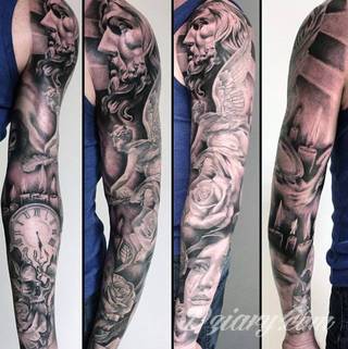 Niesamowite w swojej formie tatuaże-rękawy zajmują cała powierzchnię ramiona i przedramiona. Tworzą jednolitą zdobiącą ciało całość. Taki graficzny rękaw na skórze to tatuaż szczególnie ciekawy w przypadku aktywnych, silnych mężczyzn. 