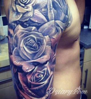 Niesamowite w swojej formie tatuaże-rękawy zajmują cała powierzchnię ramiona i przedramiona. Tworzą jednolitą zdobiącą ciało całość. Taki graficzny rękaw na skórze to tatuaż szczególnie ciekawy w przypadku aktywnych, silnych mężczyzn. 