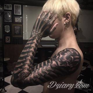 Niesamowite w swojej formie tatuaże-rękawy zajmują cała powierzchnię ramiona i przedramiona. Tworzą jednolitą zdobiącą ciało całość. Taki graficzny rękaw na skórze to tatuaż szczególnie ciekawy w przypadku aktywnych, silnych mężczyzn. 