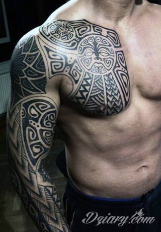 Niesamowite w swojej formie tatuaże-rękawy zajmują cała powierzchnię ramiona i przedramiona. Tworzą jednolitą zdobiącą ciało całość. Taki graficzny rękaw na skórze to tatuaż szczególnie ciekawy w przypadku aktywnych, silnych mężczyzn. 