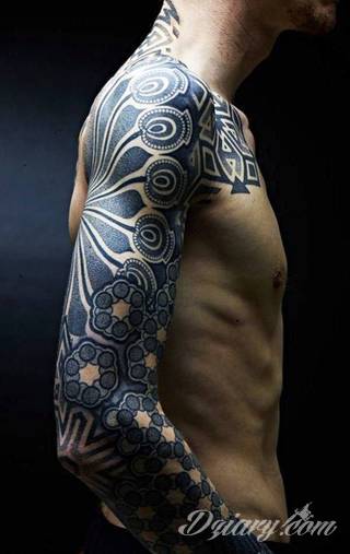 Niesamowite w swojej formie tatuaże-rękawy zajmują cała powierzchnię ramiona i przedramiona. Tworzą jednolitą zdobiącą ciało całość. Taki graficzny rękaw na skórze to tatuaż szczególnie ciekawy w przypadku aktywnych, silnych mężczyzn. 
