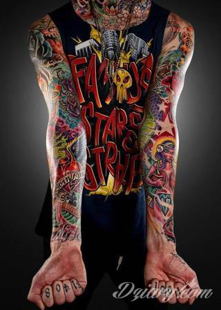 Niesamowite w swojej formie tatuaże-rękawy zajmują cała powierzchnię ramiona i przedramiona. Tworzą jednolitą zdobiącą ciało całość. Taki graficzny rękaw na skórze to tatuaż szczególnie ciekawy w przypadku aktywnych, silnych mężczyzn. 