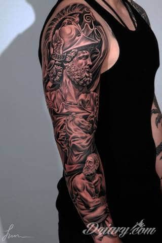 Niesamowite w swojej formie tatuaże-rękawy zajmują cała powierzchnię ramiona i przedramiona. Tworzą jednolitą zdobiącą ciało całość. Taki graficzny rękaw na skórze to tatuaż szczególnie ciekawy w przypadku aktywnych, silnych mężczyzn. 