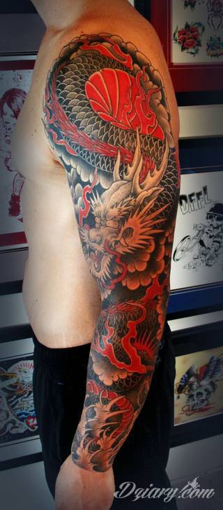 Niesamowite w swojej formie tatuaże-rękawy zajmują cała powierzchnię ramiona i przedramiona. Tworzą jednolitą zdobiącą ciało całość. Taki graficzny rękaw na skórze to tatuaż szczególnie ciekawy w przypadku aktywnych, silnych mężczyzn. 