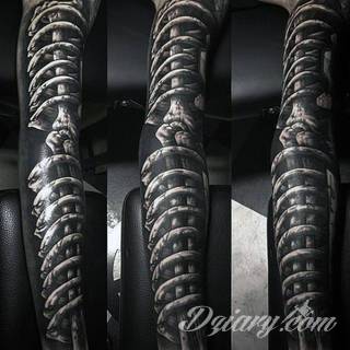 Niesamowite w swojej formie tatuaże-rękawy zajmują cała powierzchnię ramiona i przedramiona. Tworzą jednolitą zdobiącą ciało całość. Taki graficzny rękaw na skórze to tatuaż szczególnie ciekawy w przypadku aktywnych, silnych mężczyzn. 