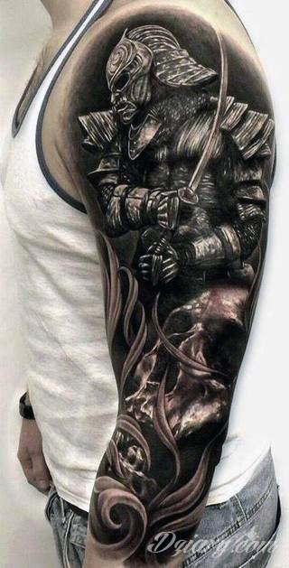 Niesamowite w swojej formie tatuaże-rękawy zajmują cała powierzchnię ramiona i przedramiona. Tworzą jednolitą zdobiącą ciało całość. Taki graficzny rękaw na skórze to tatuaż szczególnie ciekawy w przypadku aktywnych, silnych mężczyzn. 