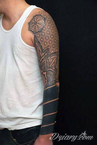 Niesamowite w swojej formie tatuaże-rękawy zajmują cała powierzchnię ramiona i przedramiona. Tworzą jednolitą zdobiącą ciało całość. Taki graficzny rękaw na skórze to tatuaż szczególnie ciekawy w przypadku aktywnych, silnych mężczyzn. 