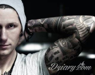 Niesamowite w swojej formie tatuaże-rękawy zajmują cała powierzchnię ramiona i przedramiona. Tworzą jednolitą zdobiącą ciało całość. Taki graficzny rękaw na skórze to tatuaż szczególnie ciekawy w przypadku aktywnych, silnych mężczyzn. 