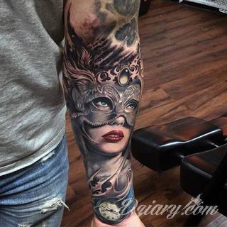 Niesamowite w swojej formie tatuaże-rękawy zajmują cała powierzchnię ramiona i przedramiona. Tworzą jednolitą zdobiącą ciało całość. Taki graficzny rękaw na skórze to tatuaż szczególnie ciekawy w przypadku aktywnych, silnych mężczyzn. 