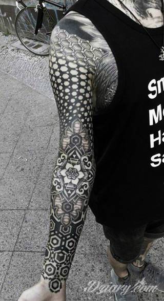 Niesamowite w swojej formie tatuaże-rękawy zajmują cała powierzchnię ramiona i przedramiona. Tworzą jednolitą zdobiącą ciało całość. Taki graficzny rękaw na skórze to tatuaż szczególnie ciekawy w przypadku aktywnych, silnych mężczyzn. 