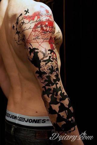 Niesamowite w swojej formie tatuaże-rękawy zajmują cała powierzchnię ramiona i przedramiona. Tworzą jednolitą zdobiącą ciało całość. Taki graficzny rękaw na skórze to tatuaż szczególnie ciekawy w przypadku aktywnych, silnych mężczyzn. 
