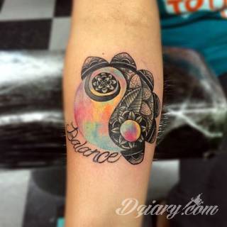 Niesamowite w swojej formie tatuaże-rękawy zajmują cała powierzchnię ramiona i przedramiona. Tworzą jednolitą zdobiącą ciało całość. Taki graficzny rękaw na skórze to tatuaż szczególnie ciekawy w przypadku aktywnych, silnych mężczyzn. 