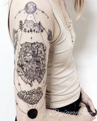 Niesamowite w swojej formie tatuaże-rękawy zajmują cała powierzchnię ramiona i przedramiona. Tworzą jednolitą zdobiącą ciało całość. Taki graficzny rękaw na skórze to tatuaż szczególnie ciekawy w przypadku aktywnych, silnych mężczyzn. 