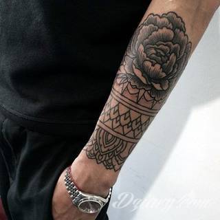 Niesamowite w swojej formie tatuaże-rękawy zajmują cała powierzchnię ramiona i przedramiona. Tworzą jednolitą zdobiącą ciało całość. Taki graficzny rękaw na skórze to tatuaż szczególnie ciekawy w przypadku aktywnych, silnych mężczyzn. 