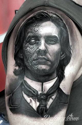 Niesamowite w swojej formie tatuaże-rękawy zajmują cała powierzchnię ramiona i przedramiona. Tworzą jednolitą zdobiącą ciało całość. Taki graficzny rękaw na skórze to tatuaż szczególnie ciekawy w przypadku aktywnych, silnych mężczyzn. 