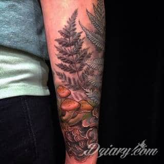 Niesamowite w swojej formie tatuaże-rękawy zajmują cała powierzchnię ramiona i przedramiona. Tworzą jednolitą zdobiącą ciało całość. Taki graficzny rękaw na skórze to tatuaż szczególnie ciekawy w przypadku aktywnych, silnych mężczyzn. 