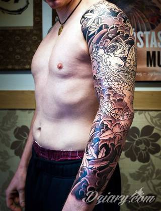 Niesamowite w swojej formie tatuaże-rękawy zajmują cała powierzchnię ramiona i przedramiona. Tworzą jednolitą zdobiącą ciało całość. Taki graficzny rękaw na skórze to tatuaż szczególnie ciekawy w przypadku aktywnych, silnych mężczyzn. 