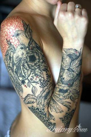 Niesamowite w swojej formie tatuaże-rękawy zajmują cała powierzchnię ramiona i przedramiona. Tworzą jednolitą zdobiącą ciało całość. Taki graficzny rękaw na skórze to tatuaż szczególnie ciekawy w przypadku aktywnych, silnych mężczyzn. 