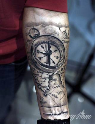 Niesamowite w swojej formie tatuaże-rękawy zajmują cała powierzchnię ramiona i przedramiona. Tworzą jednolitą zdobiącą ciało całość. Taki graficzny rękaw na skórze to tatuaż szczególnie ciekawy w przypadku aktywnych, silnych mężczyzn. 