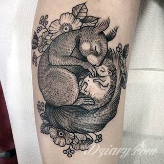 Niesamowite w swojej formie tatuaże-rękawy zajmują cała powierzchnię ramiona i przedramiona. Tworzą jednolitą zdobiącą ciało całość. Taki graficzny rękaw na skórze to tatuaż szczególnie ciekawy w przypadku aktywnych, silnych mężczyzn. 