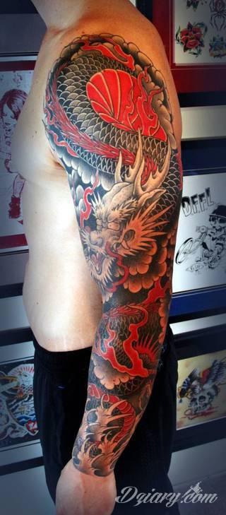 Niesamowite w swojej formie tatuaże-rękawy zajmują cała powierzchnię ramiona i przedramiona. Tworzą jednolitą zdobiącą ciało całość. Taki graficzny rękaw na skórze to tatuaż szczególnie ciekawy w przypadku aktywnych, silnych mężczyzn. 