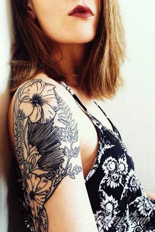 Niesamowite w swojej formie tatuaże-rękawy zajmują cała powierzchnię ramiona i przedramiona. Tworzą jednolitą zdobiącą ciało całość. Taki graficzny rękaw na skórze to tatuaż szczególnie ciekawy w przypadku aktywnych, silnych mężczyzn. 