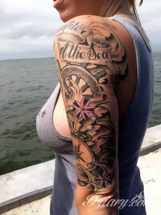 Niesamowite w swojej formie tatuaże-rękawy zajmują cała powierzchnię ramiona i przedramiona. Tworzą jednolitą zdobiącą ciało całość. Taki graficzny rękaw na skórze to tatuaż szczególnie ciekawy w przypadku aktywnych, silnych mężczyzn. 