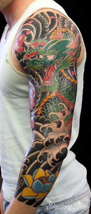 Niesamowite w swojej formie tatuaże-rękawy zajmują cała powierzchnię ramiona i przedramiona. Tworzą jednolitą zdobiącą ciało całość. Taki graficzny rękaw na skórze to tatuaż szczególnie ciekawy w przypadku aktywnych, silnych mężczyzn. 