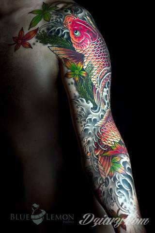 Niesamowite w swojej formie tatuaże-rękawy zajmują cała powierzchnię ramiona i przedramiona. Tworzą jednolitą zdobiącą ciało całość. Taki graficzny rękaw na skórze to tatuaż szczególnie ciekawy w przypadku aktywnych, silnych mężczyzn. 