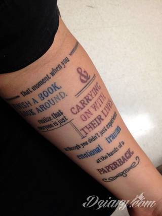 Niesamowite w swojej formie tatuaże-rękawy zajmują cała powierzchnię ramiona i przedramiona. Tworzą jednolitą zdobiącą ciało całość. Taki graficzny rękaw na skórze to tatuaż szczególnie ciekawy w przypadku aktywnych, silnych mężczyzn. 