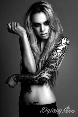 Niesamowite w swojej formie tatuaże-rękawy zajmują cała powierzchnię ramiona i przedramiona. Tworzą jednolitą zdobiącą ciało całość. Taki graficzny rękaw na skórze to tatuaż szczególnie ciekawy w przypadku aktywnych, silnych mężczyzn. 