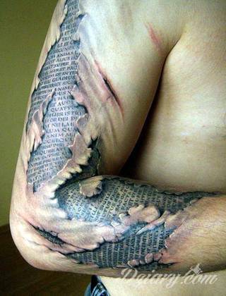 Niesamowite w swojej formie tatuaże-rękawy zajmują cała powierzchnię ramiona i przedramiona. Tworzą jednolitą zdobiącą ciało całość. Taki graficzny rękaw na skórze to tatuaż szczególnie ciekawy w przypadku aktywnych, silnych mężczyzn. 