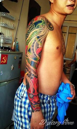 Niesamowite w swojej formie tatuaże-rękawy zajmują cała powierzchnię ramiona i przedramiona. Tworzą jednolitą zdobiącą ciało całość. Taki graficzny rękaw na skórze to tatuaż szczególnie ciekawy w przypadku aktywnych, silnych mężczyzn. 