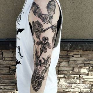 Niesamowite w swojej formie tatuaże-rękawy zajmują cała powierzchnię ramiona i przedramiona. Tworzą jednolitą zdobiącą ciało całość. Taki graficzny rękaw na skórze to tatuaż szczególnie ciekawy w przypadku aktywnych, silnych mężczyzn. 