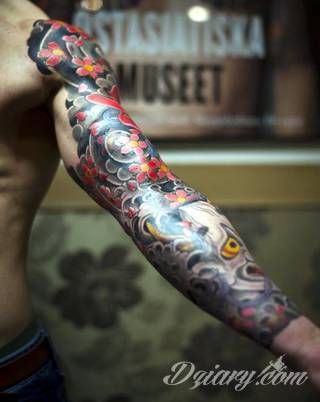 Niesamowite w swojej formie tatuaże-rękawy zajmują cała powierzchnię ramiona i przedramiona. Tworzą jednolitą zdobiącą ciało całość. Taki graficzny rękaw na skórze to tatuaż szczególnie ciekawy w przypadku aktywnych, silnych mężczyzn. 
