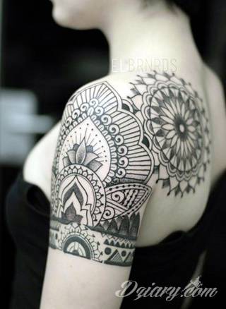 Niesamowite w swojej formie tatuaże-rękawy zajmują cała powierzchnię ramiona i przedramiona. Tworzą jednolitą zdobiącą ciało całość. Taki graficzny rękaw na skórze to tatuaż szczególnie ciekawy w przypadku aktywnych, silnych mężczyzn. 