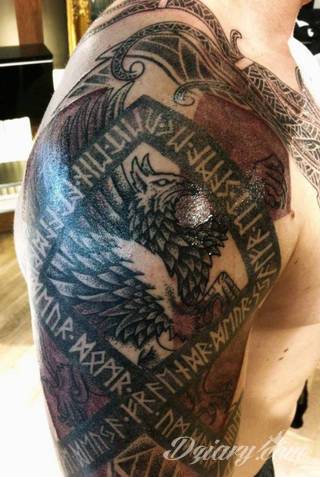 Niesamowite w swojej formie tatuaże-rękawy zajmują cała powierzchnię ramiona i przedramiona. Tworzą jednolitą zdobiącą ciało całość. Taki graficzny rękaw na skórze to tatuaż szczególnie ciekawy w przypadku aktywnych, silnych mężczyzn. 