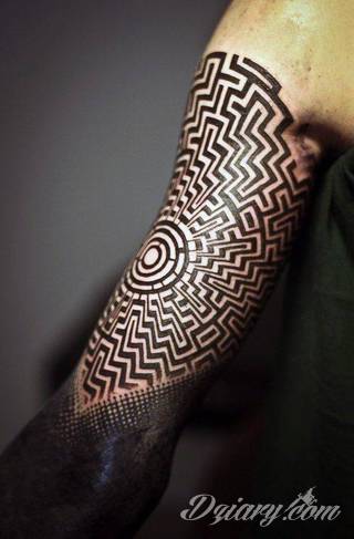 Niesamowite w swojej formie tatuaże-rękawy zajmują cała powierzchnię ramiona i przedramiona. Tworzą jednolitą zdobiącą ciało całość. Taki graficzny rękaw na skórze to tatuaż szczególnie ciekawy w przypadku aktywnych, silnych mężczyzn. 
