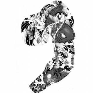 Niesamowite w swojej formie tatuaże-rękawy zajmują cała powierzchnię ramiona i przedramiona. Tworzą jednolitą zdobiącą ciało całość. Taki graficzny rękaw na skórze to tatuaż szczególnie ciekawy w przypadku aktywnych, silnych mężczyzn. 